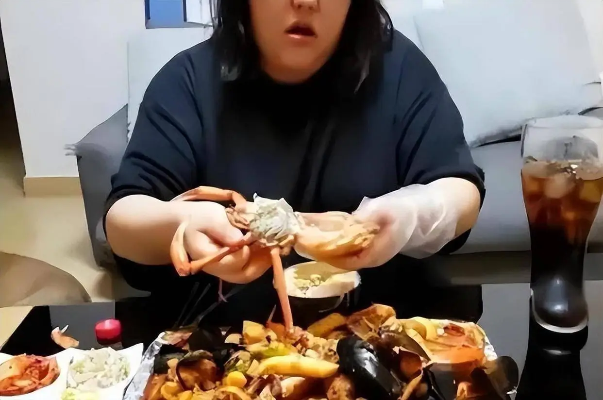 网红黑暗料理下架,_吃播健康风险_吃播网红猝死案例